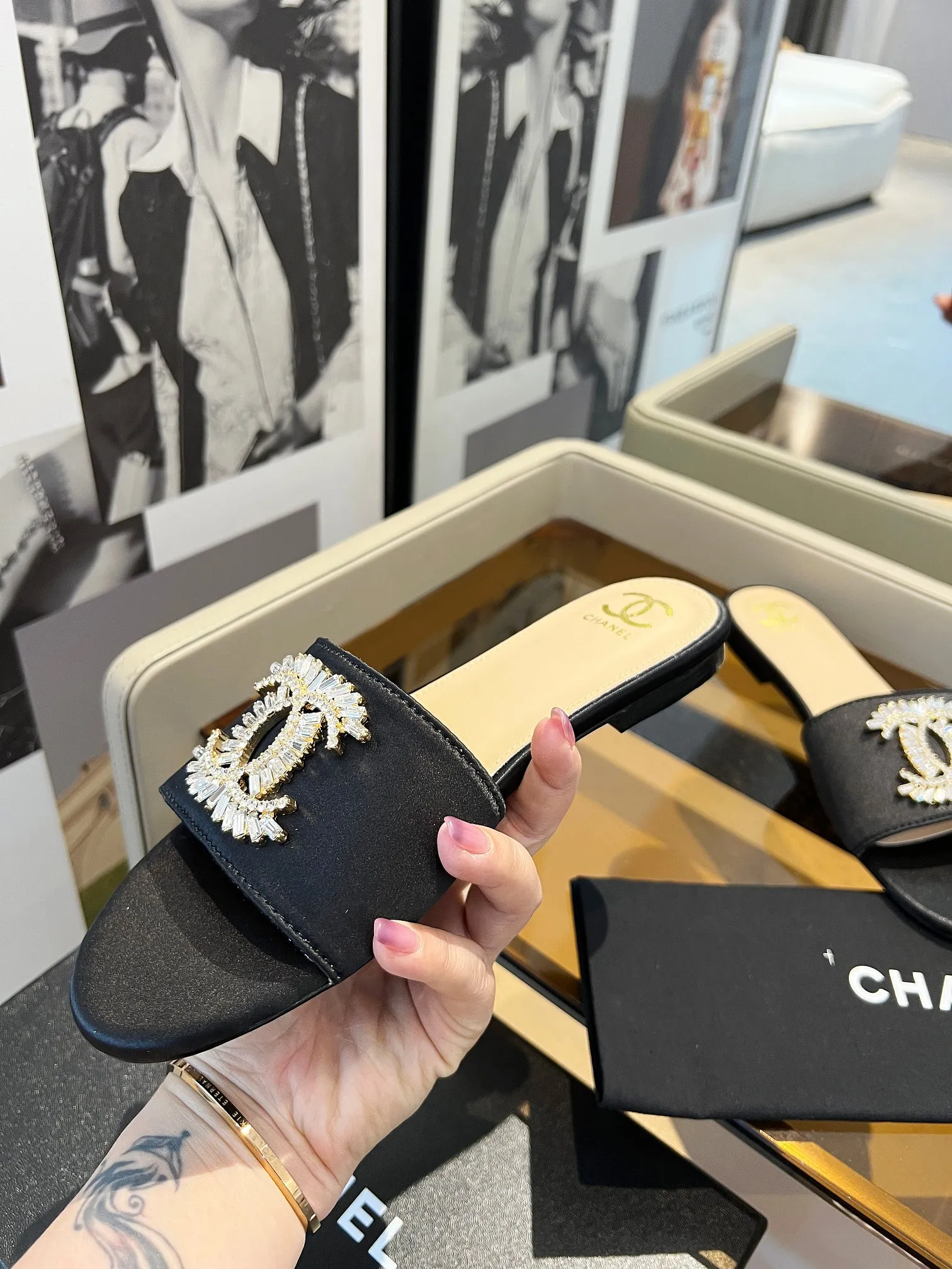 👟👟Ex-factory price 340👟👟 Genuine leather bottom +40 🎉🎉🎉Chanel Xiaoxiang C family sandals series official website synchronization, classic and elegant, casual wear 🌹🌹🌹🌹Original logo~Select imported cowhide and C family custom fabrics, multiple colors for the goddess to choose! ❤️❤️❤️❤️ Code number: 36~40 (customized 35 41 42 43 44 cannot be returned or exchanged)